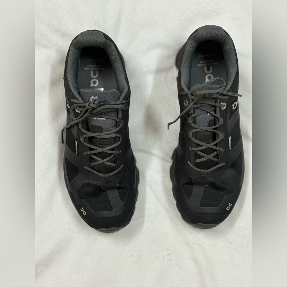 On Running women’s Athletic Shoes - Black and Gray